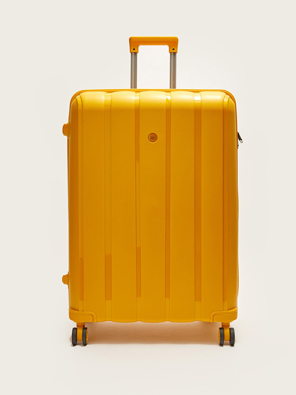 شنطة سفر بتفاصيل قفل وآلية سحب بحجم كبير