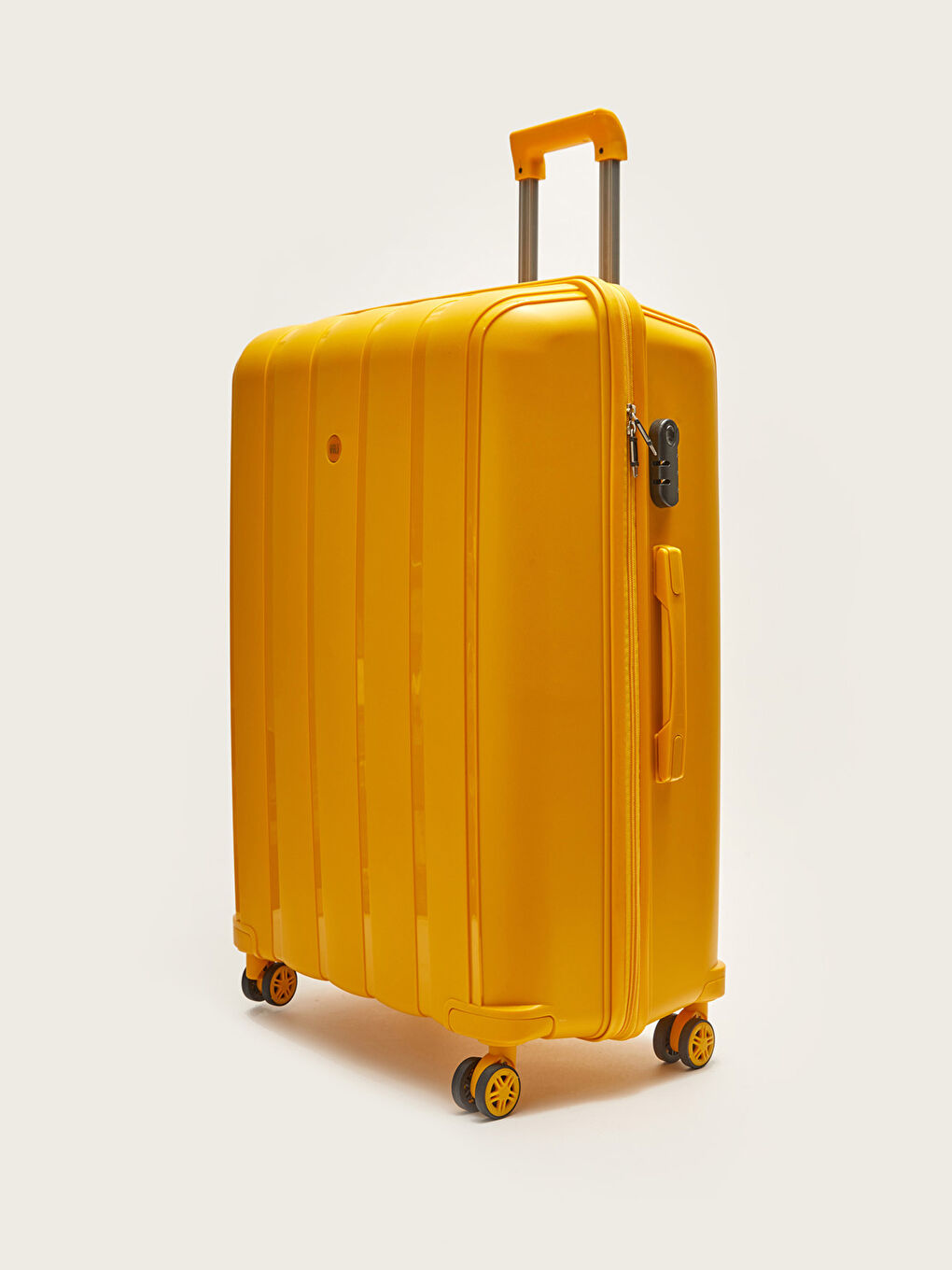 شنطة سفر بتفاصيل قفل وآلية سحب بحجم كبير-1