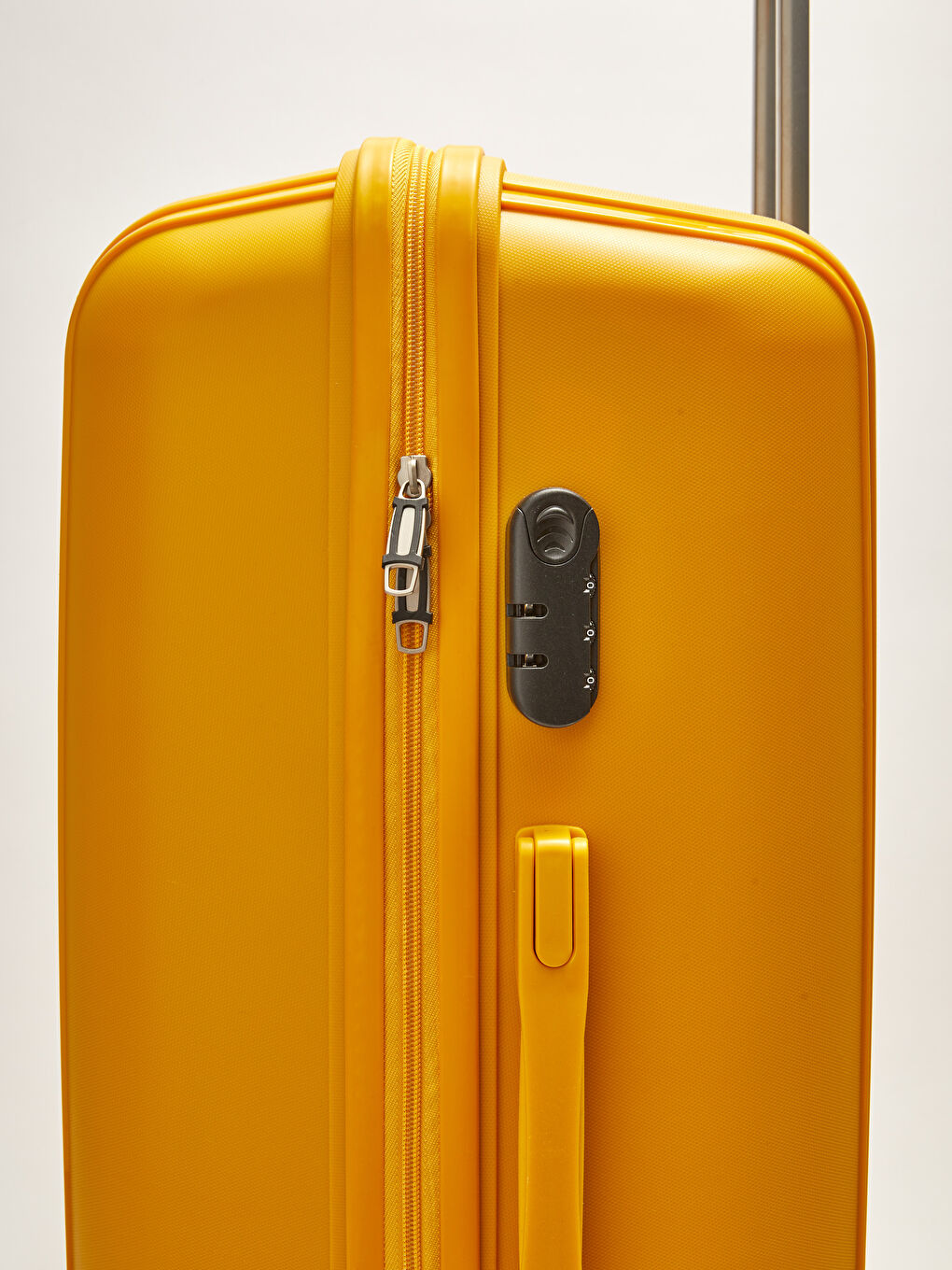 شنطة سفر بتفاصيل قفل وآلية سحب بحجم كبير-4