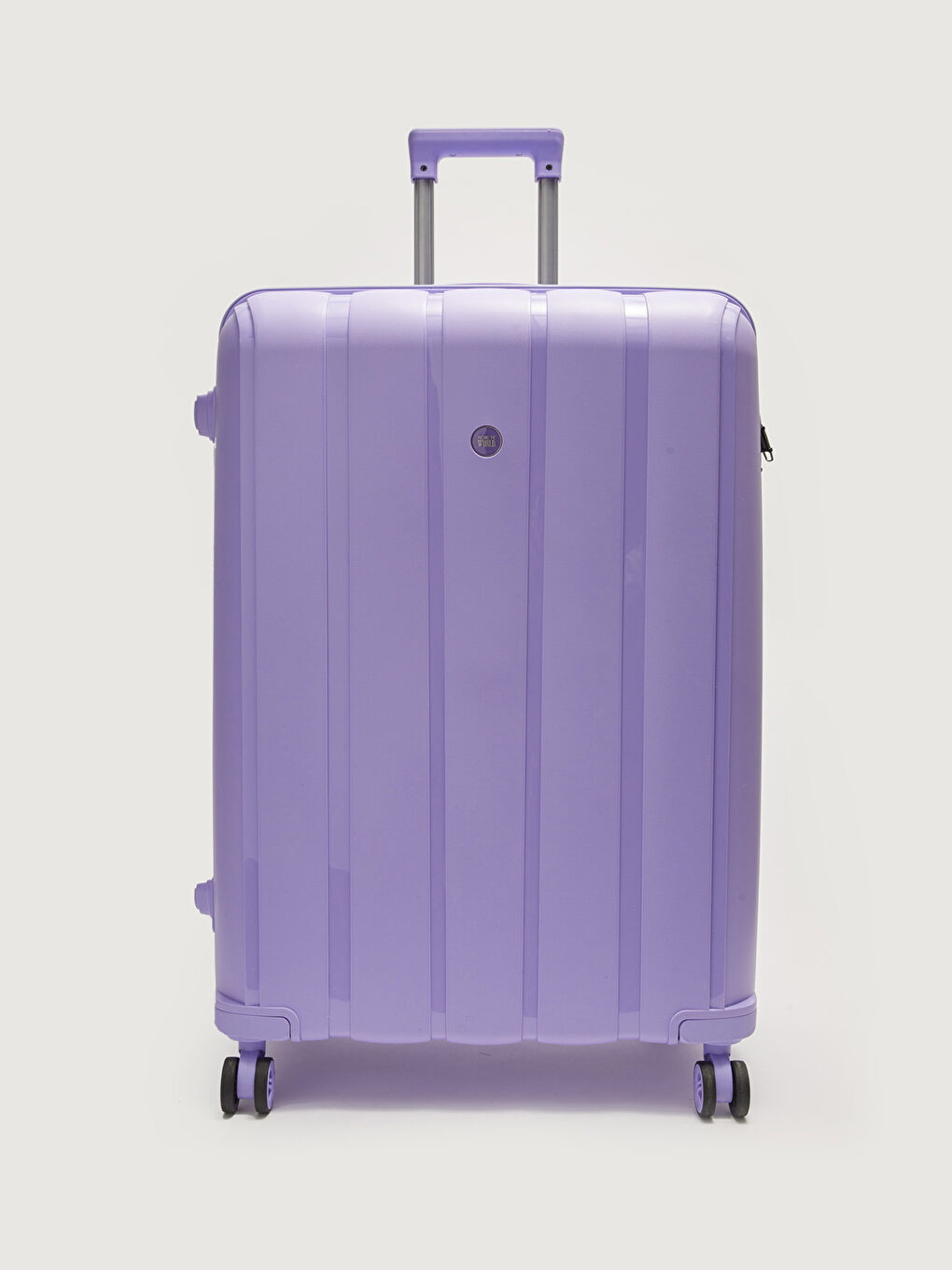 شنطة سفر بتفاصيل قفل وآلية سحب بحجم كبير