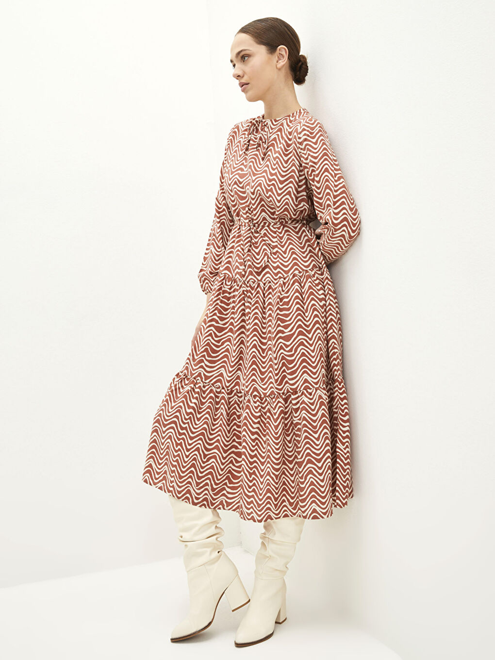 Kahverengi Bağlamalı Yaka Desenli Uzun Kollu Kadın Elbise