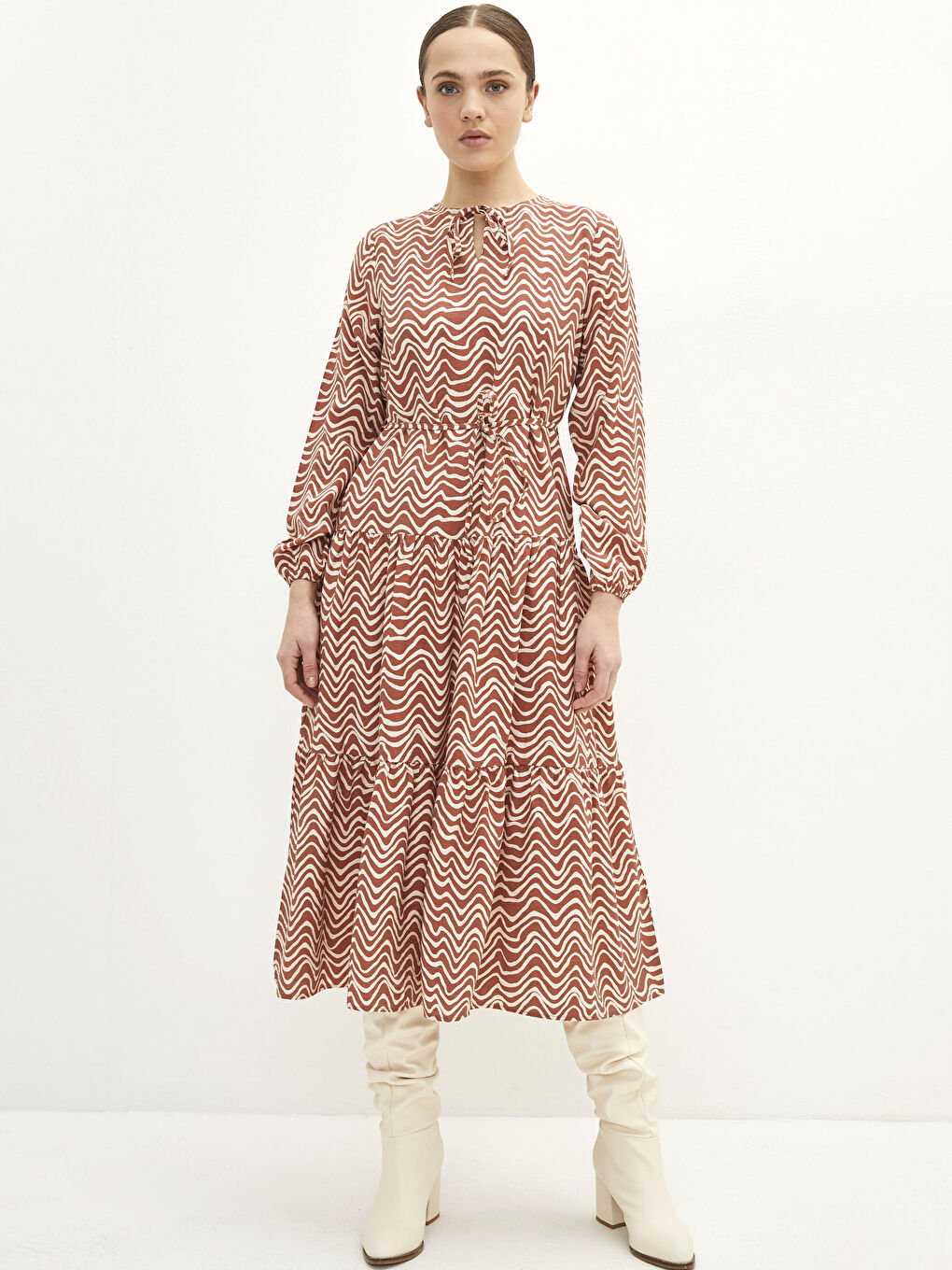 Kahverengi Bağlamalı Yaka Desenli Uzun Kollu Kadın Elbise-1