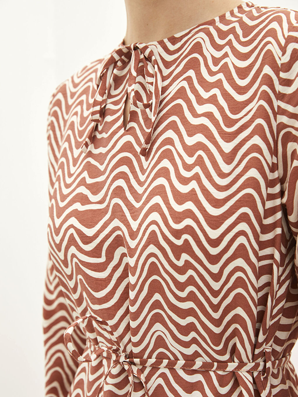 Kahverengi Bağlamalı Yaka Desenli Uzun Kollu Kadın Elbise-2