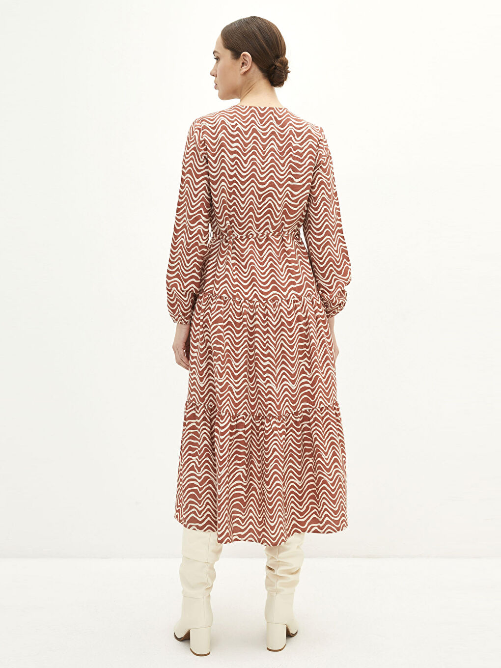 Kahverengi Bağlamalı Yaka Desenli Uzun Kollu Kadın Elbise-3