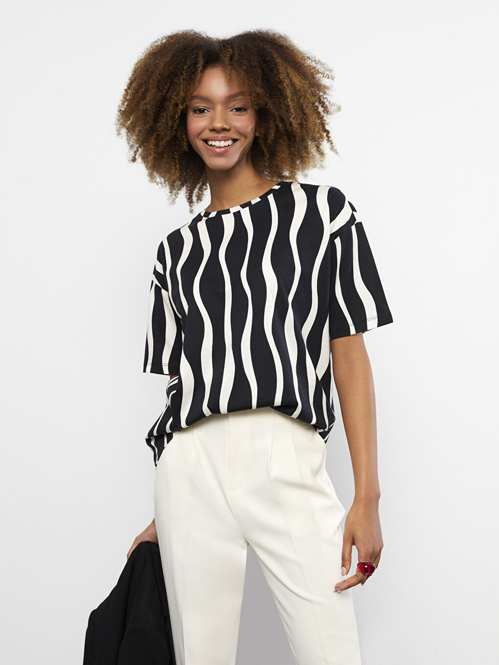 Siyah Bisiklet Yaka Desenli Kısa Kollu Pamuklu Kadın Tişört