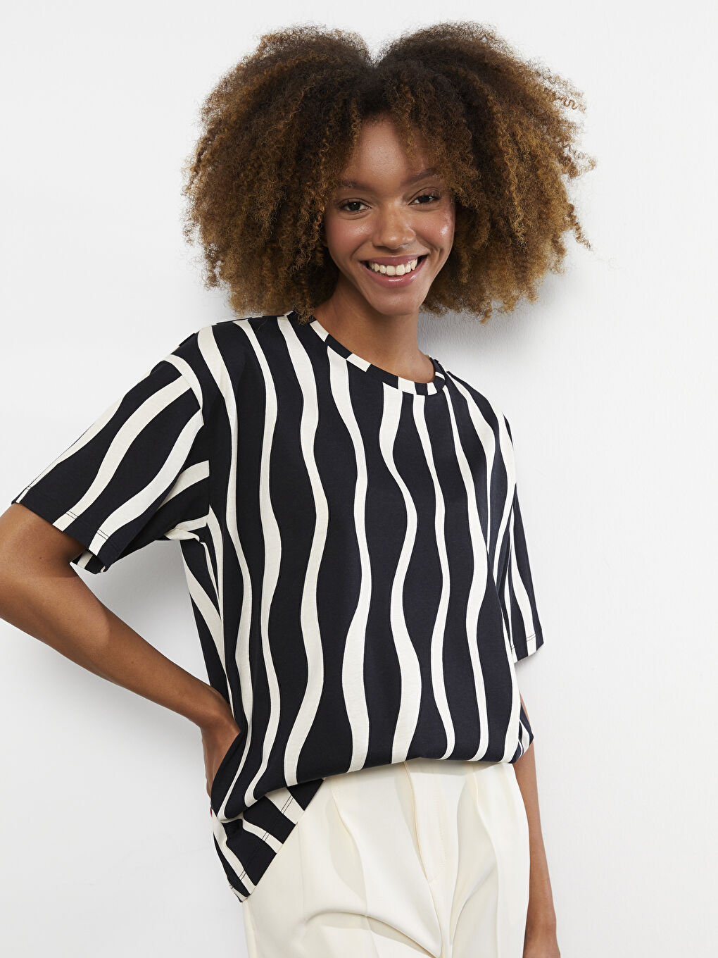 Siyah Bisiklet Yaka Desenli Kısa Kollu Pamuklu Kadın Tişört-1