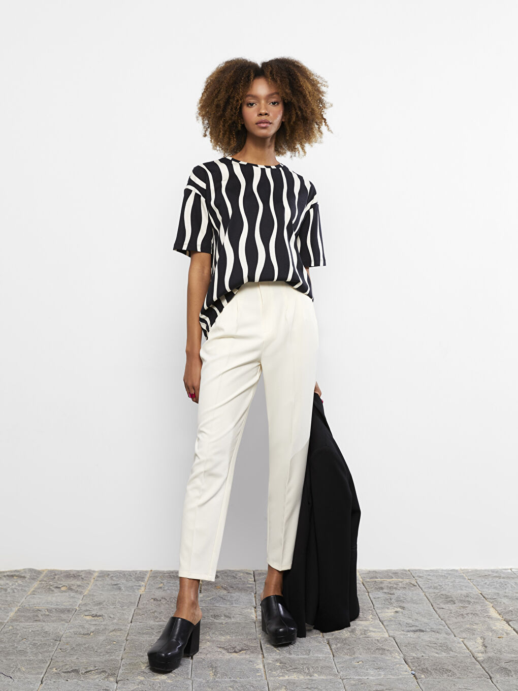 Siyah Bisiklet Yaka Desenli Kısa Kollu Pamuklu Kadın Tişört-2