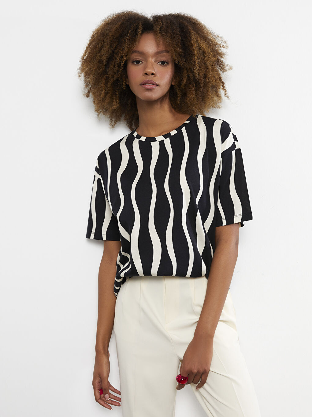 Siyah Bisiklet Yaka Desenli Kısa Kollu Pamuklu Kadın Tişört-3