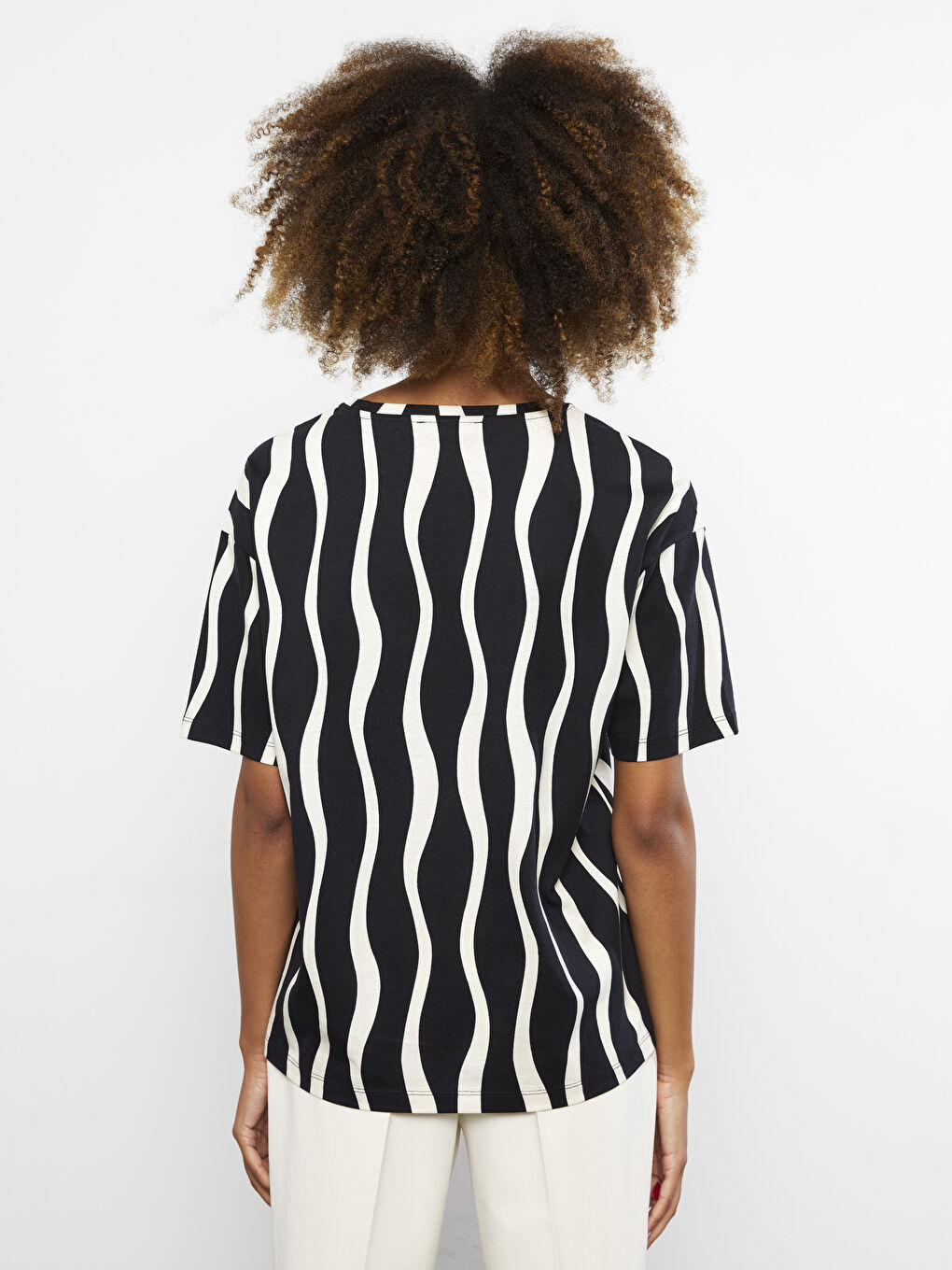 Siyah Bisiklet Yaka Desenli Kısa Kollu Pamuklu Kadın Tişört-5