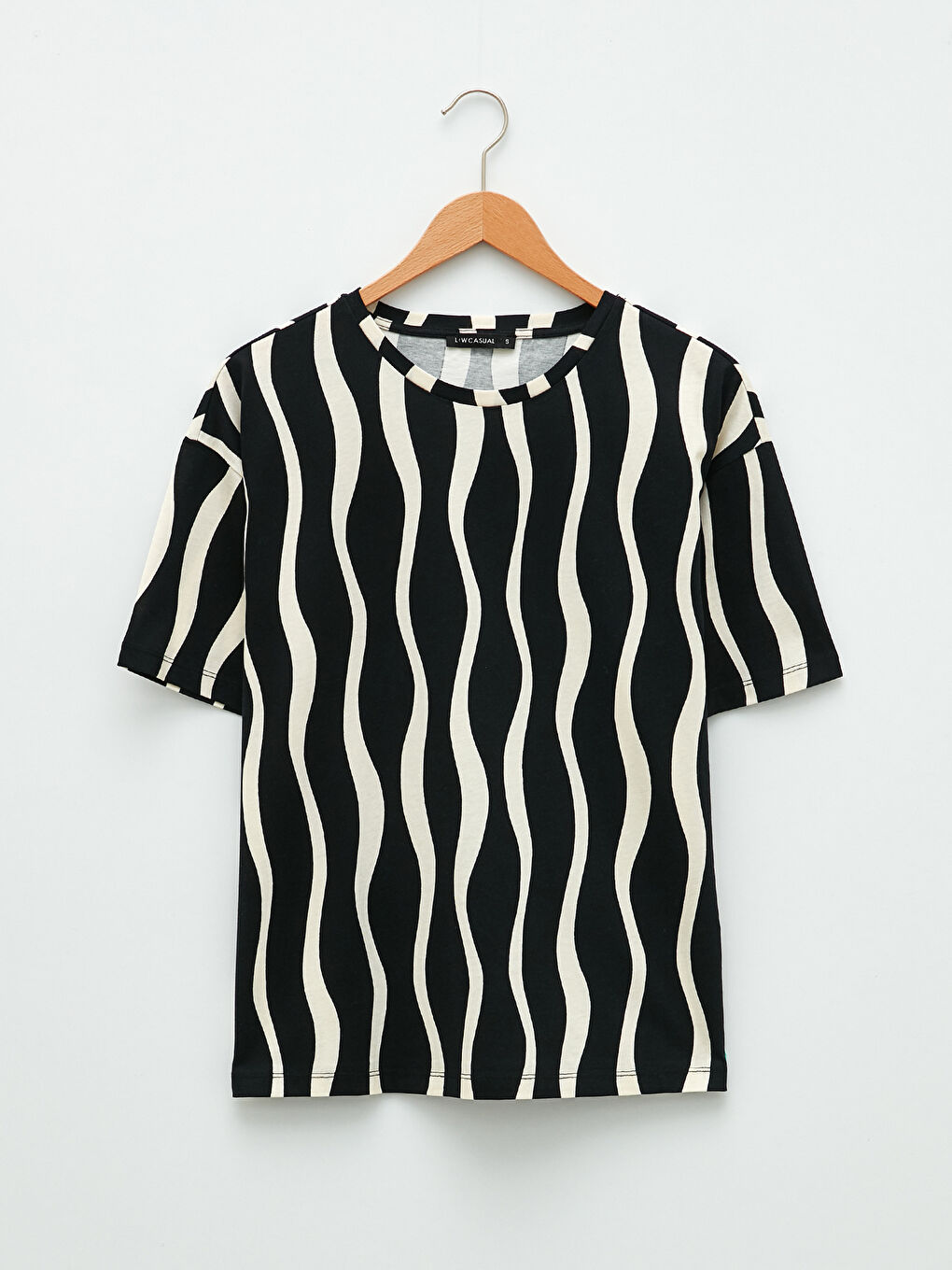 Siyah Bisiklet Yaka Desenli Kısa Kollu Pamuklu Kadın Tişört-6