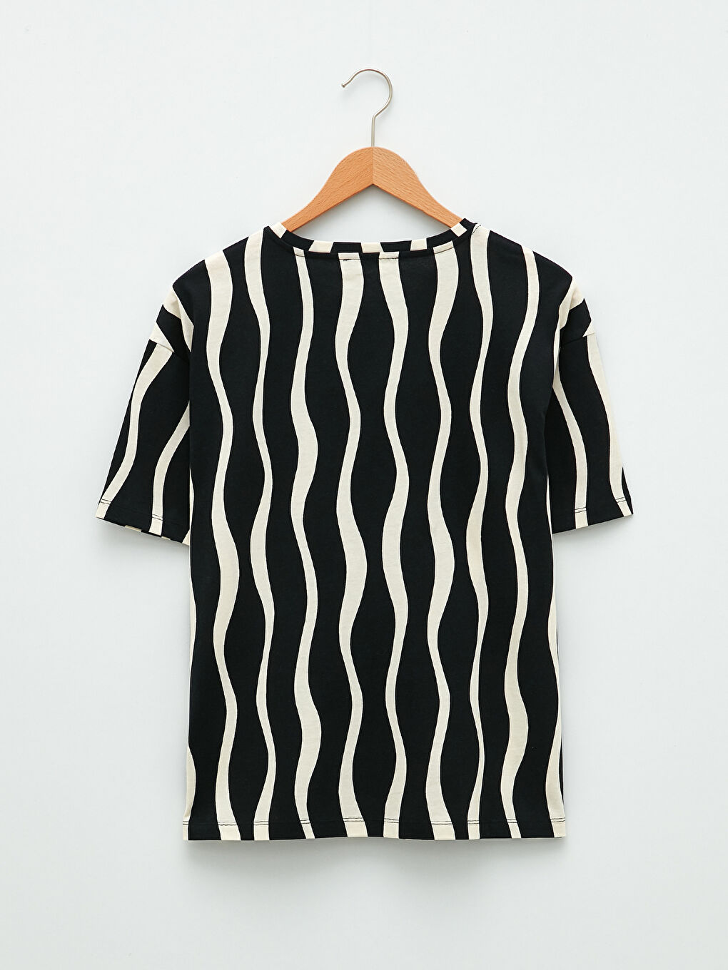 Siyah Bisiklet Yaka Desenli Kısa Kollu Pamuklu Kadın Tişört-7