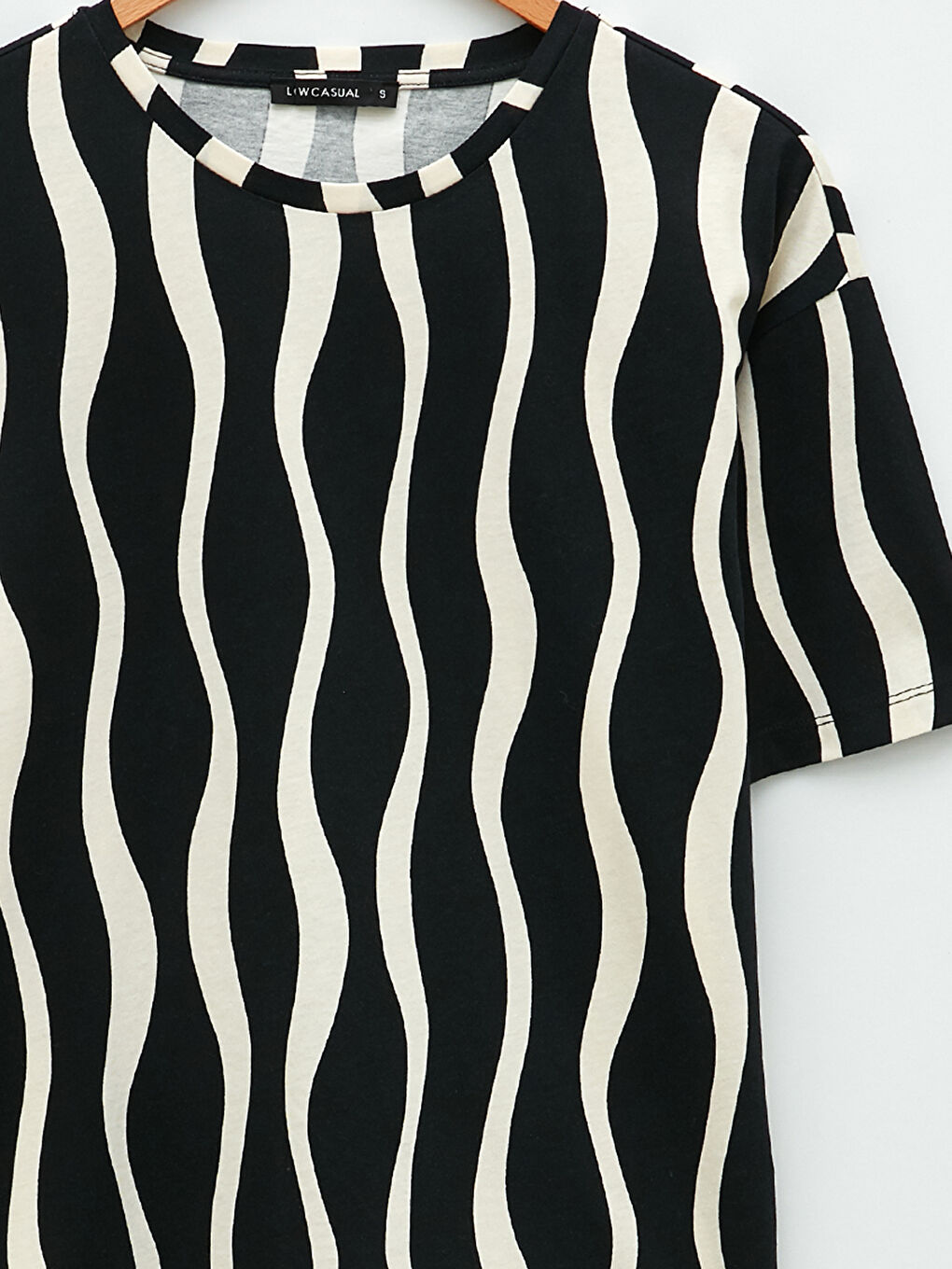 Siyah Bisiklet Yaka Desenli Kısa Kollu Pamuklu Kadın Tişört-8