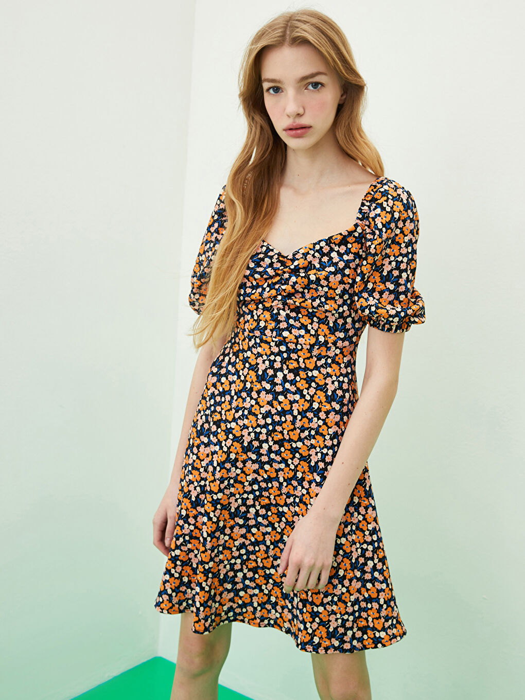 Siyah Kalp Yaka Çiçekli Kısa Kollu Kadın Elbise-4