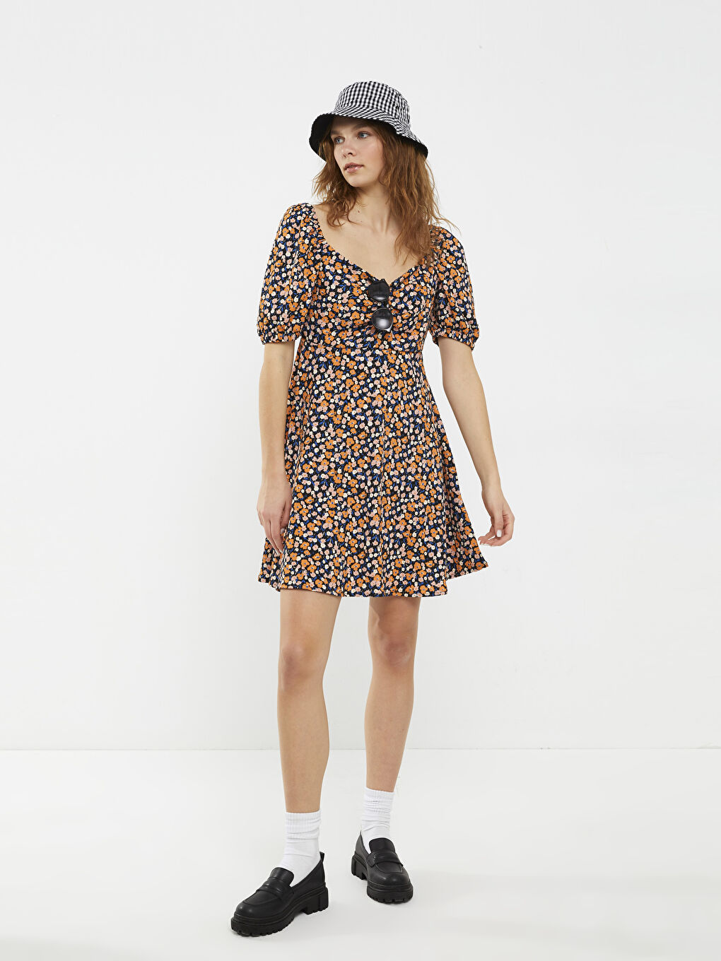 Siyah Kalp Yaka Çiçekli Kısa Kollu Kadın Elbise