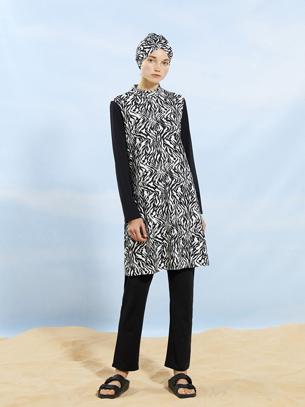 Siyah Dik Yaka Desenli Kadın Tesettür Mayo Takımı