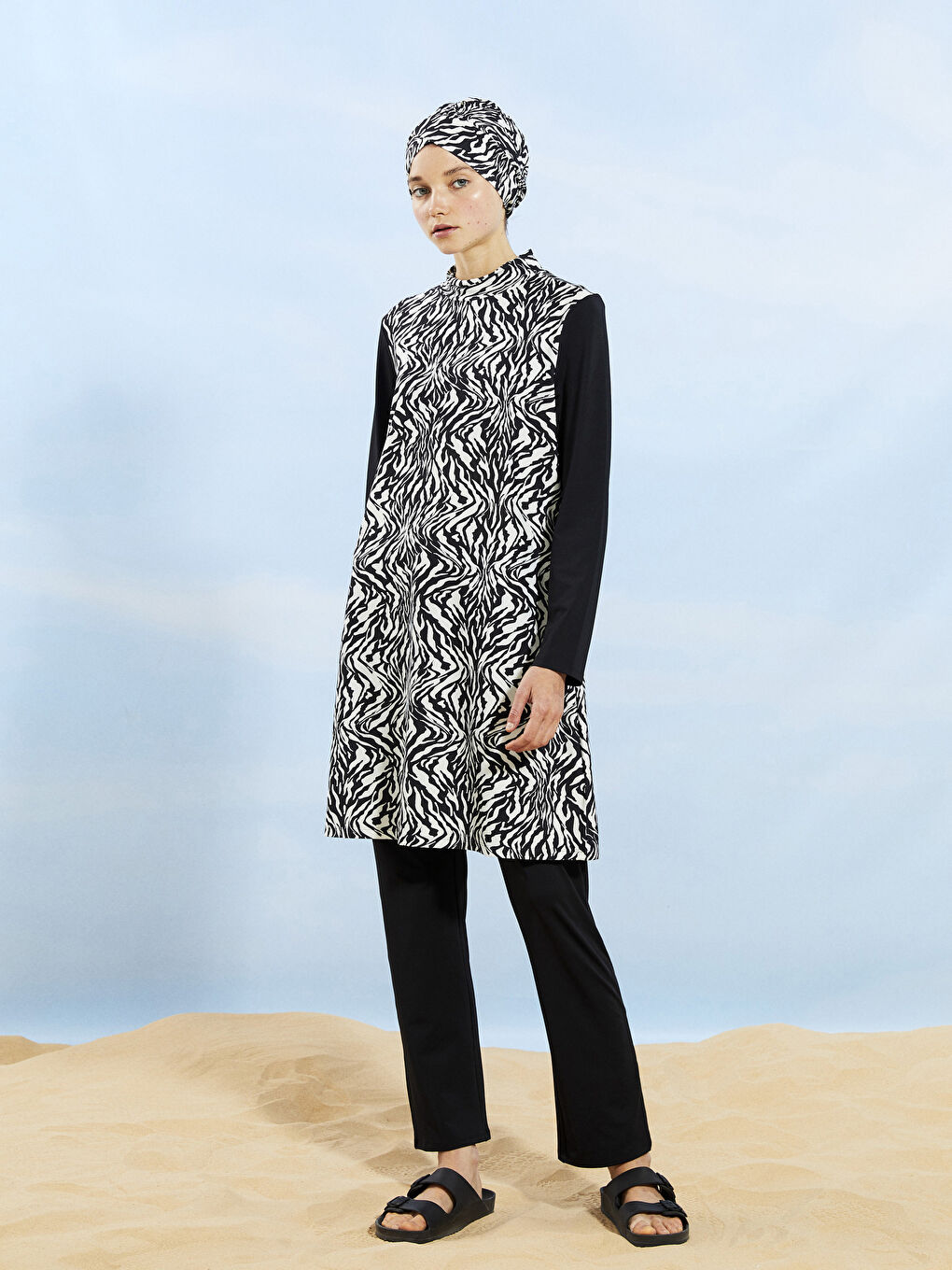 Siyah Dik Yaka Desenli Kadın Tesettür Mayo Takımı-1