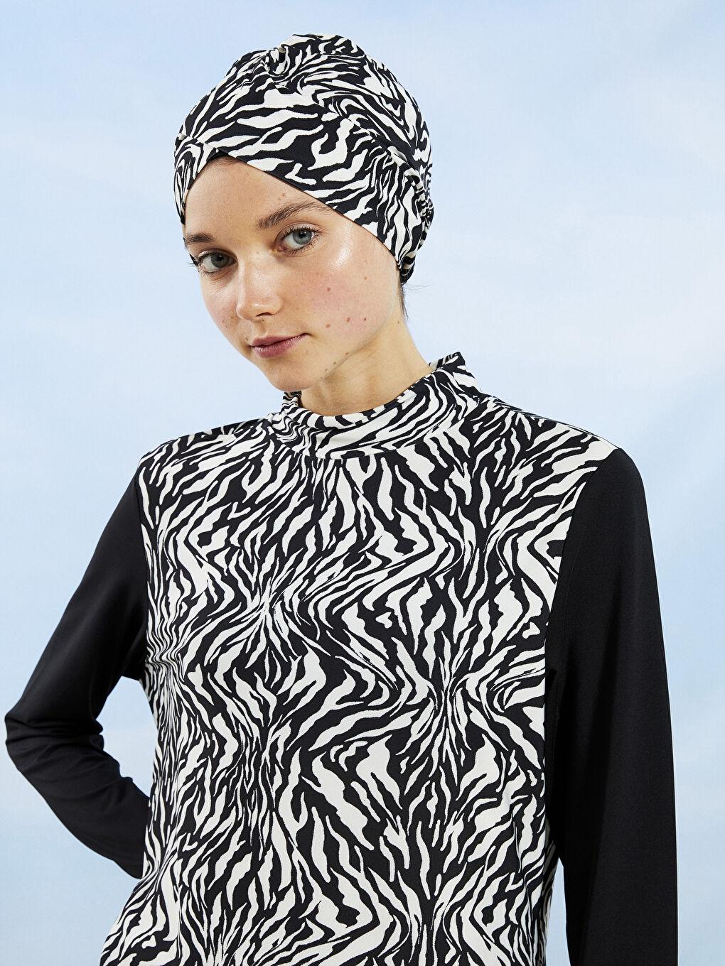 Siyah Dik Yaka Desenli Kadın Tesettür Mayo Takımı-2