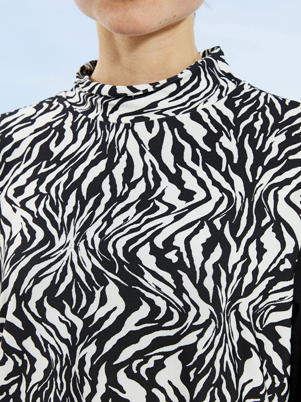 Siyah Dik Yaka Desenli Kadın Tesettür Mayo Takımı-3