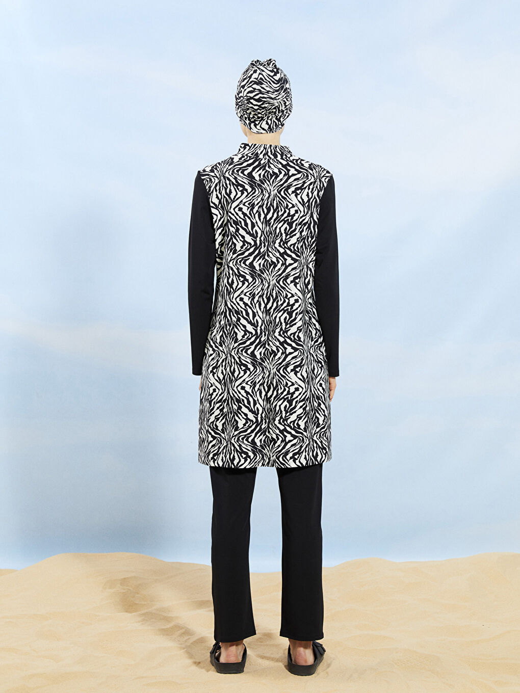 Siyah Dik Yaka Desenli Kadın Tesettür Mayo Takımı-4