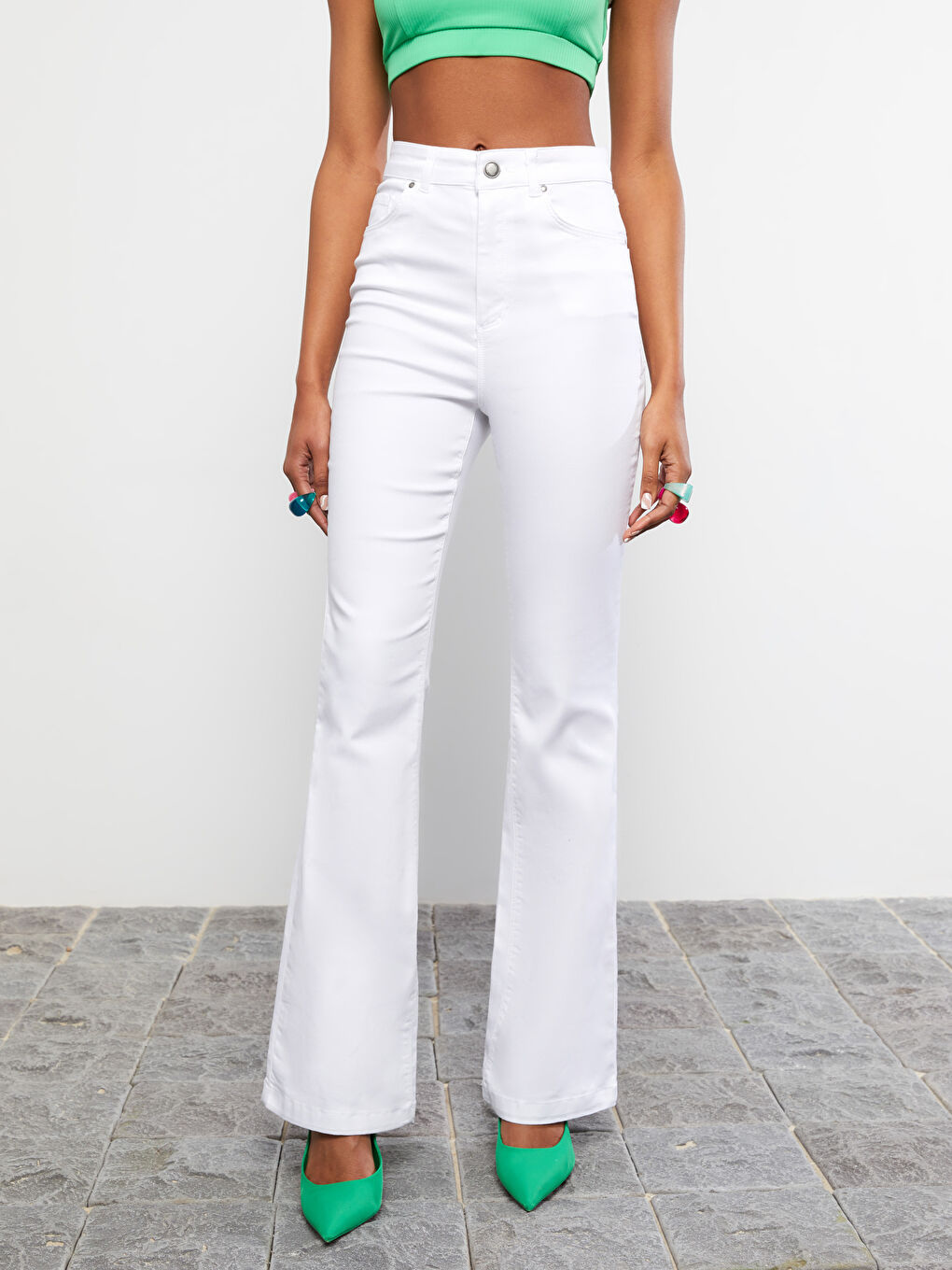 Beyaz Slim Fit Düz Cep Detaylı İspanyol Paça Gabardin Kadın Pantolon-5