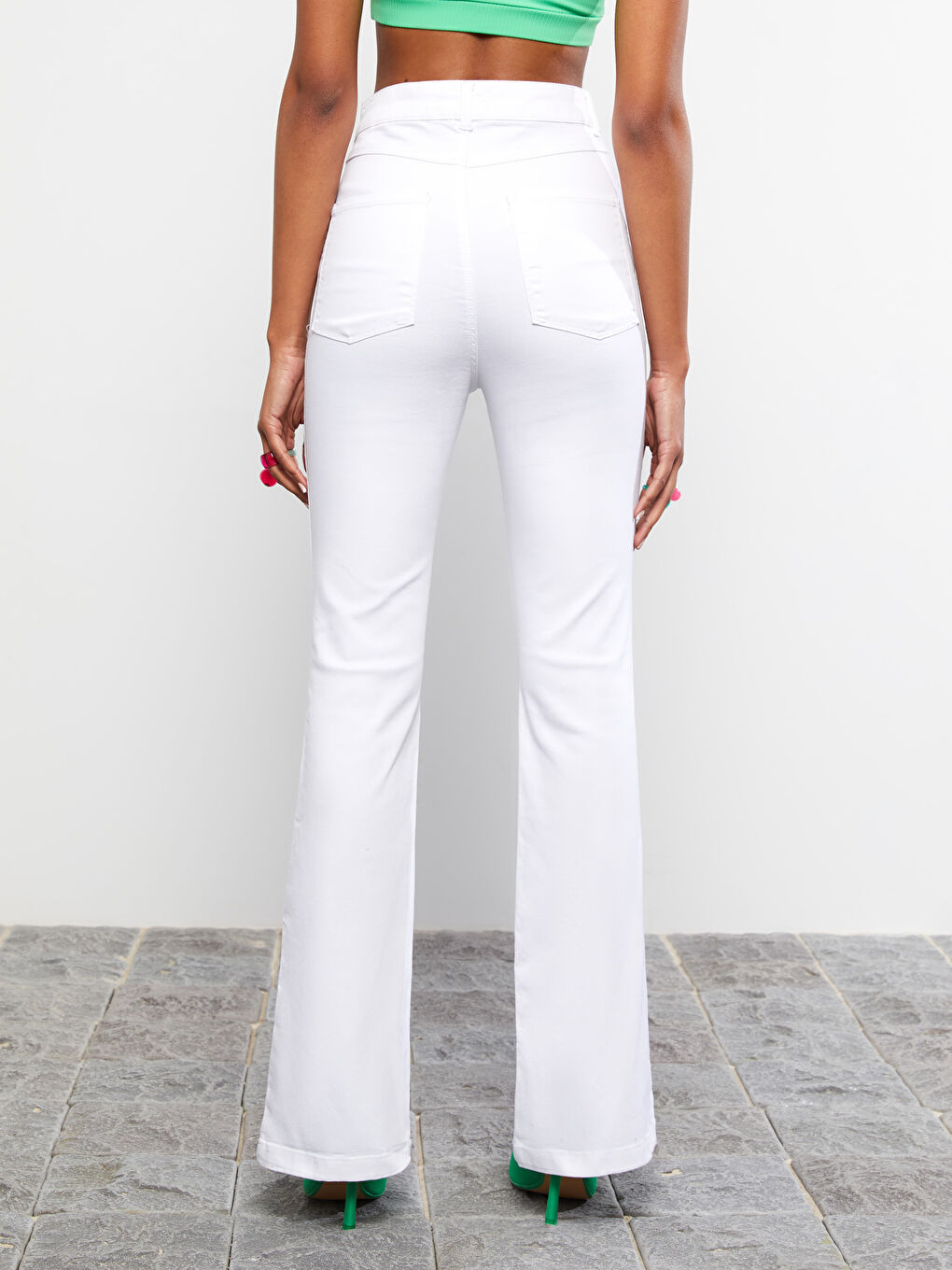 Beyaz Slim Fit Düz Cep Detaylı İspanyol Paça Gabardin Kadın Pantolon-6