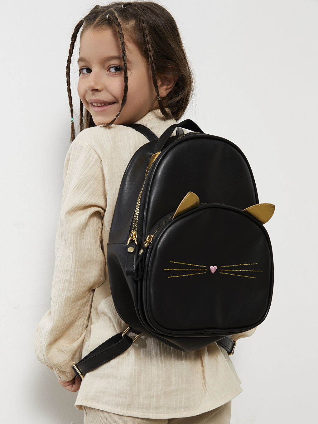 Раница за момичета с детайли от бродерия