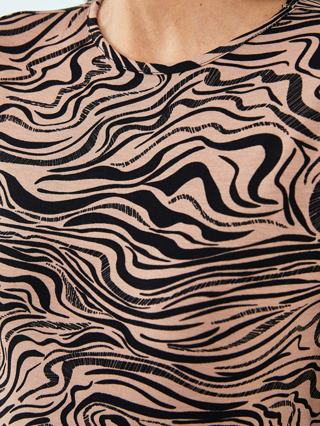 Kahverengi Bisiklet Yaka Desenli Uzun Kollu Kadın Tişört-3