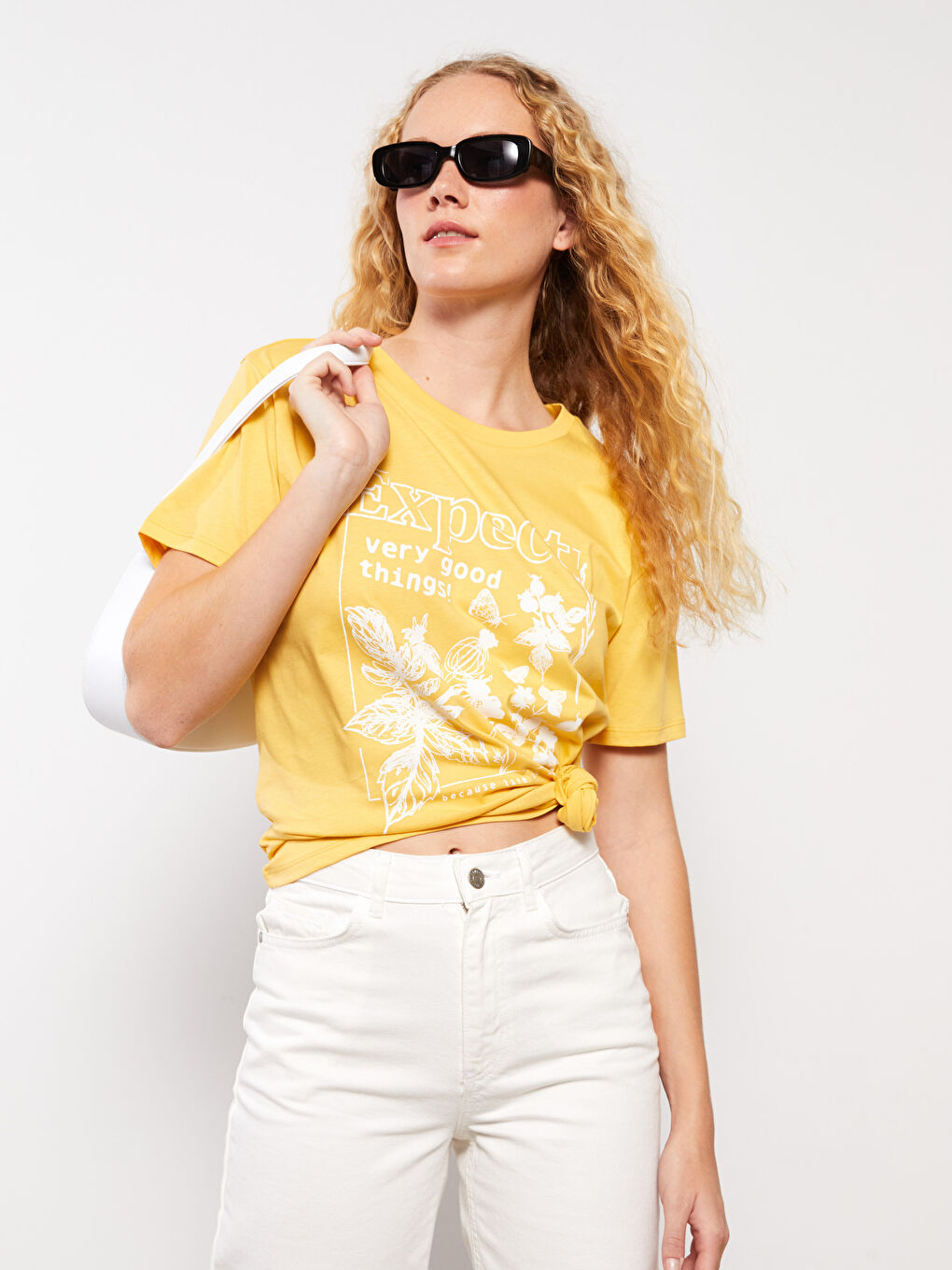 تيشيرت قطن كم قصير مطبوع بياقة دائرية للسيدات-1