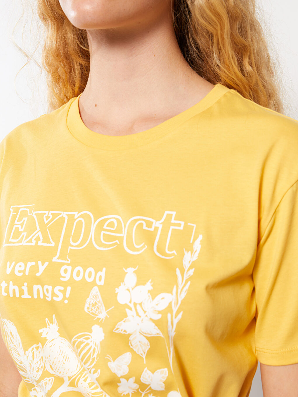 تيشيرت قطن كم قصير مطبوع بياقة دائرية للسيدات-3