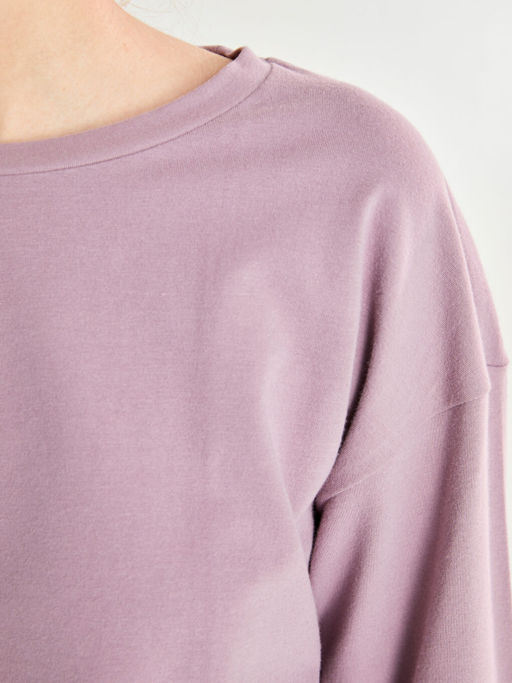 سويت شيرت نسائي برقبة دائرية وكم طويل سادة-2