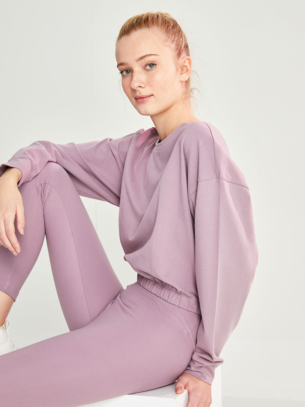 سويت شيرت نسائي برقبة دائرية وكم طويل سادة-3