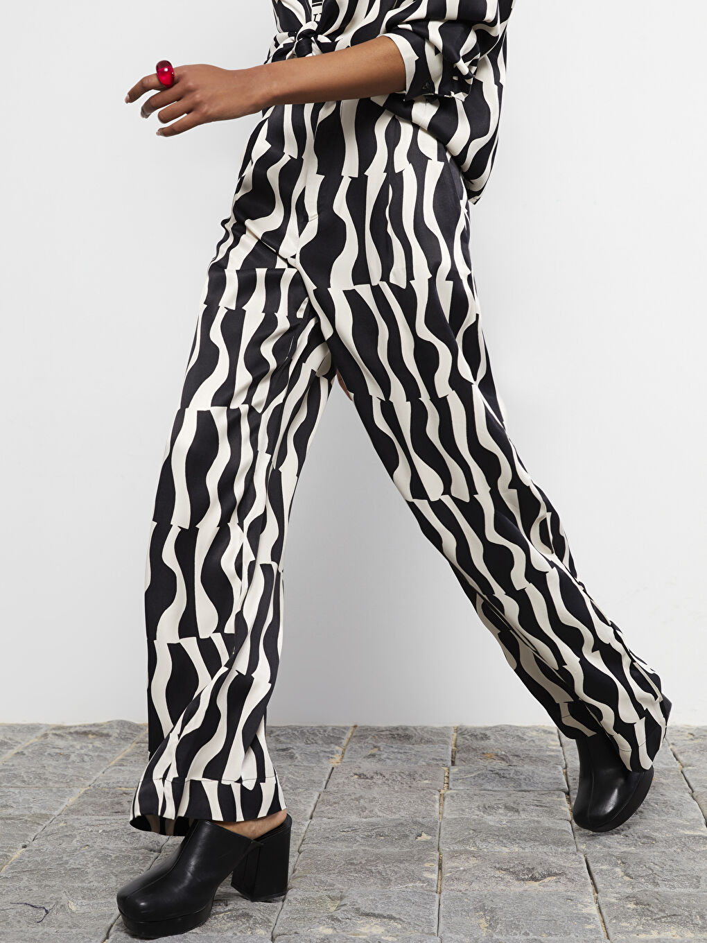 بنطلون نسائي مريح مزخرف بتفاصيل جيوب من فيسكوز-1