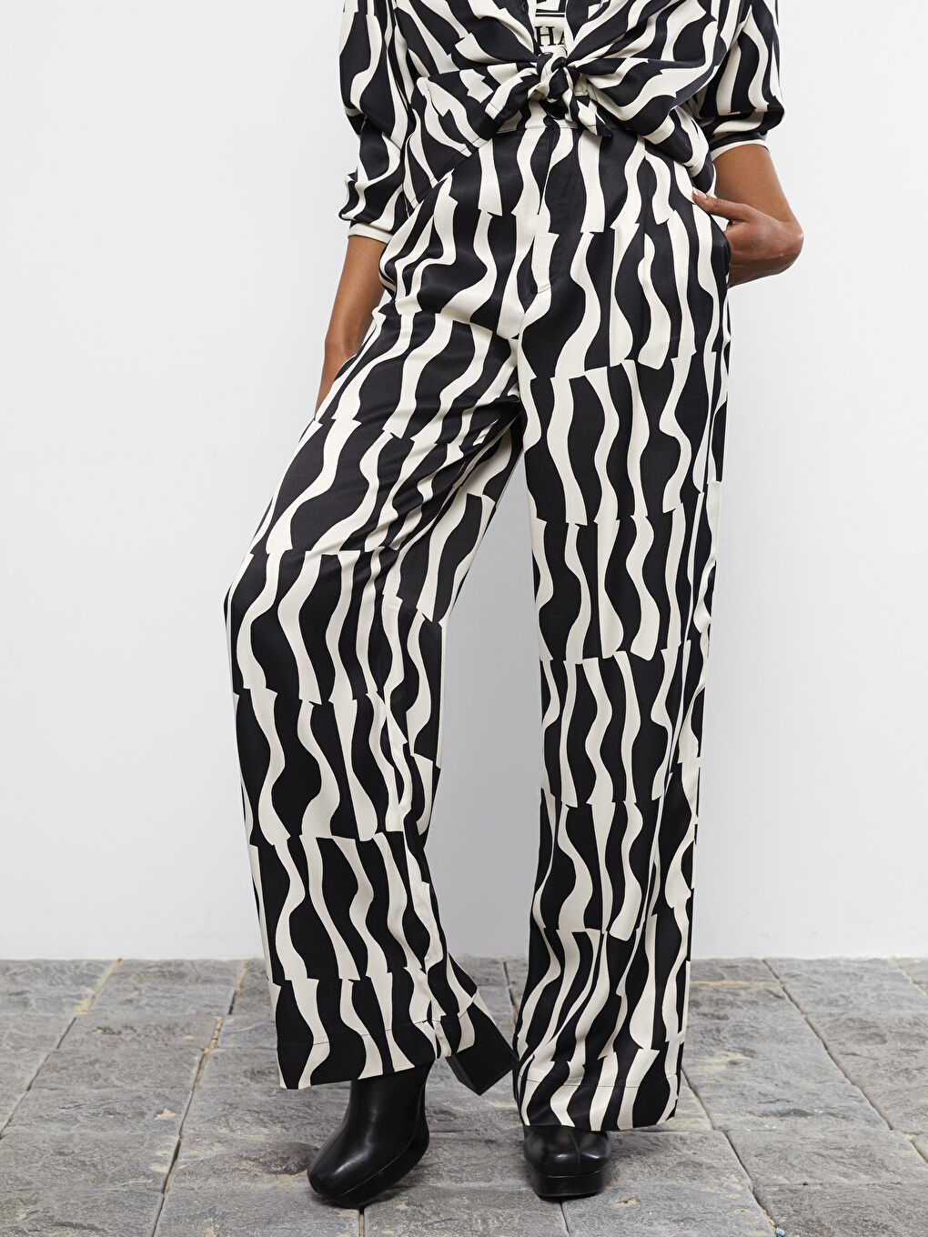 بنطلون نسائي مريح مزخرف بتفاصيل جيوب من فيسكوز-3