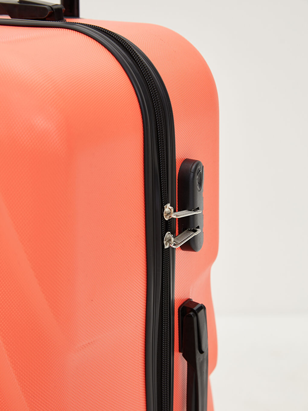 Turuncu Büyük Boy Çekme Mekanizmalı Valiz-3