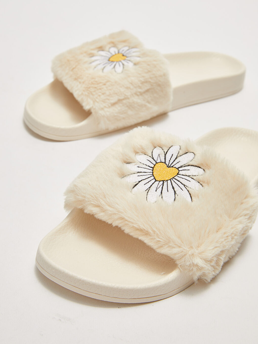 Ekru Tek Bantlı Nakış Detaylı Kadın Ev Terliği-2