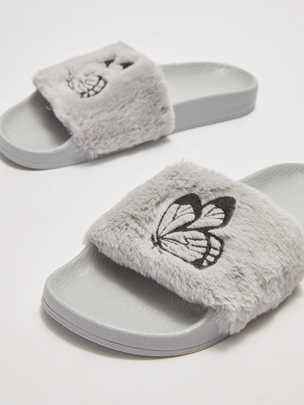 Gri Tek Bantlı Kelebek Nakış Detaylı Kadın Ev Terliği-2