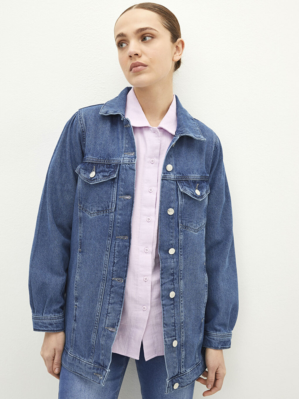 Geacă din denim cu guler de cămașă, detalii de buzunar și mânecă lungă pentru femei