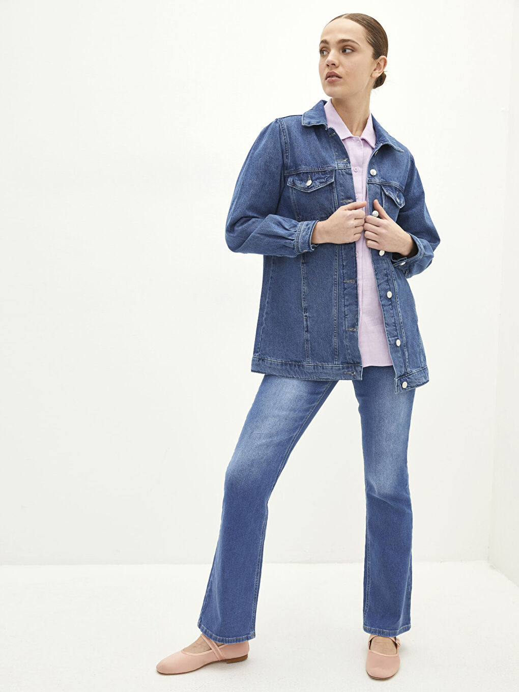 Geacă din denim cu guler de cămașă, detalii de buzunar și mânecă lungă pentru femei-2