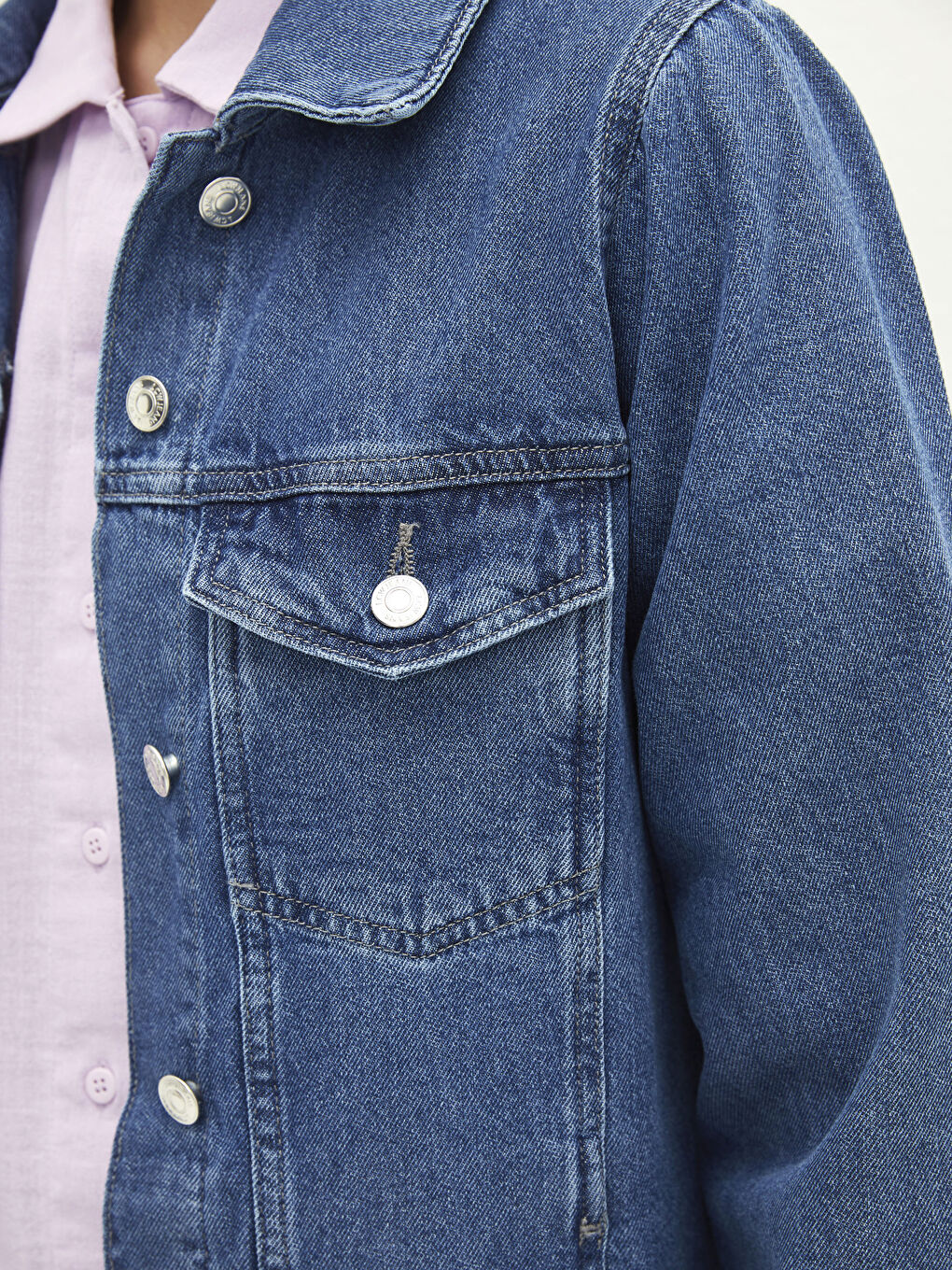 Geacă din denim cu guler de cămașă, detalii de buzunar și mânecă lungă pentru femei-3