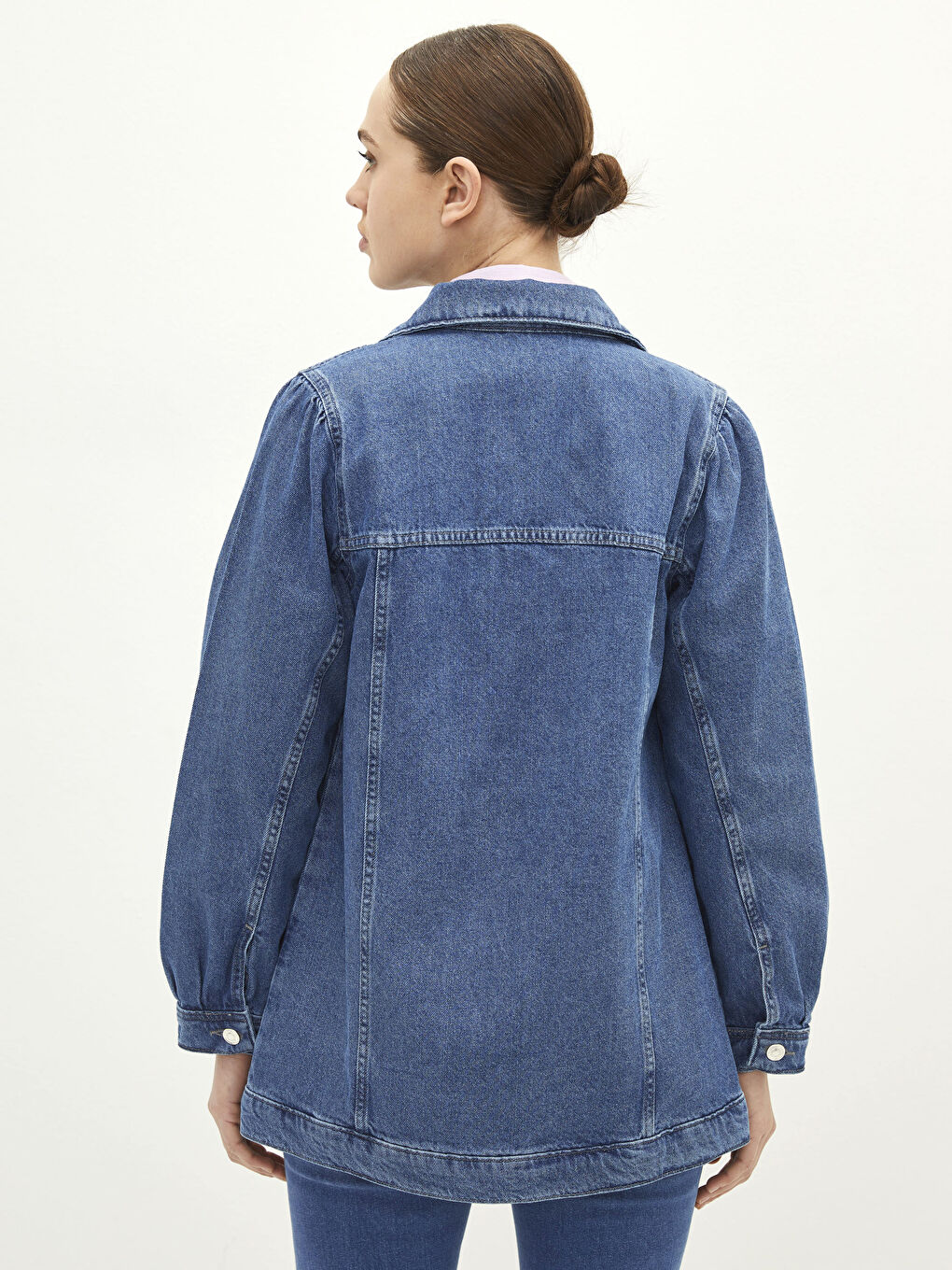 Geacă din denim cu guler de cămașă, detalii de buzunar și mânecă lungă pentru femei-4