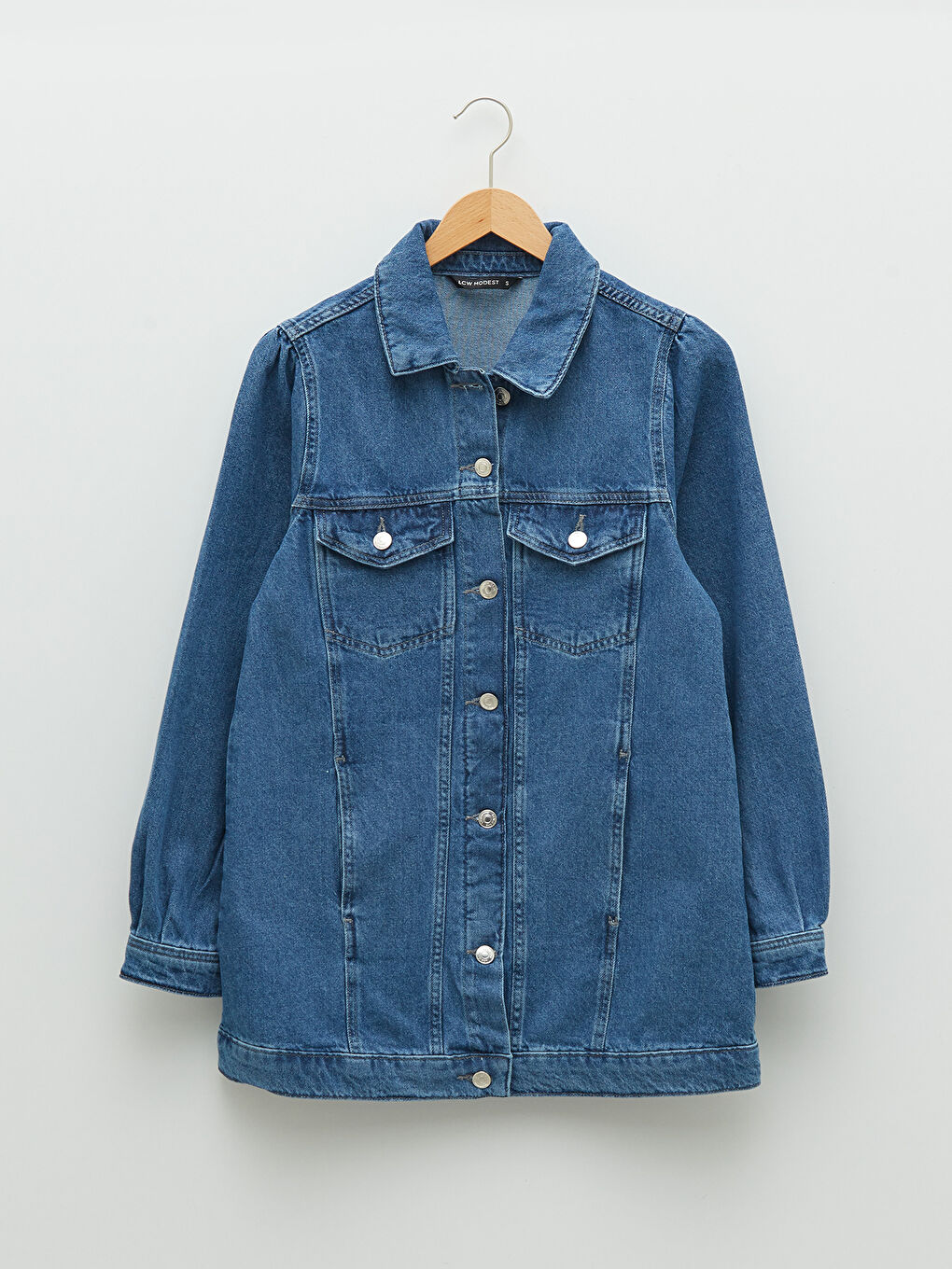 Geacă din denim cu guler de cămașă, detalii de buzunar și mânecă lungă pentru femei-5