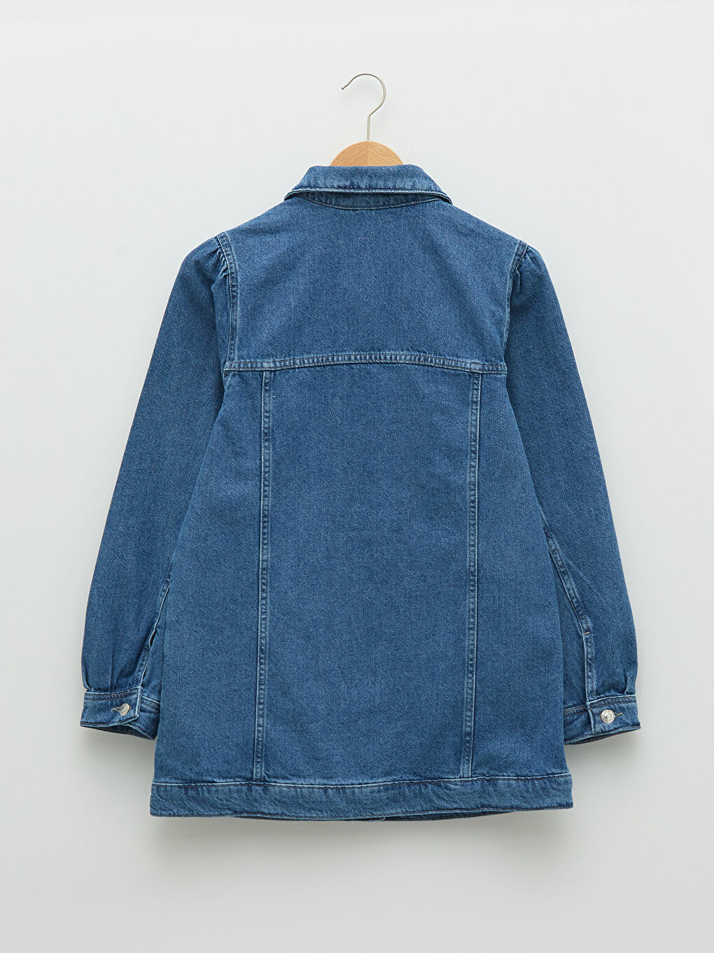 Geacă din denim cu guler de cămașă, detalii de buzunar și mânecă lungă pentru femei-6