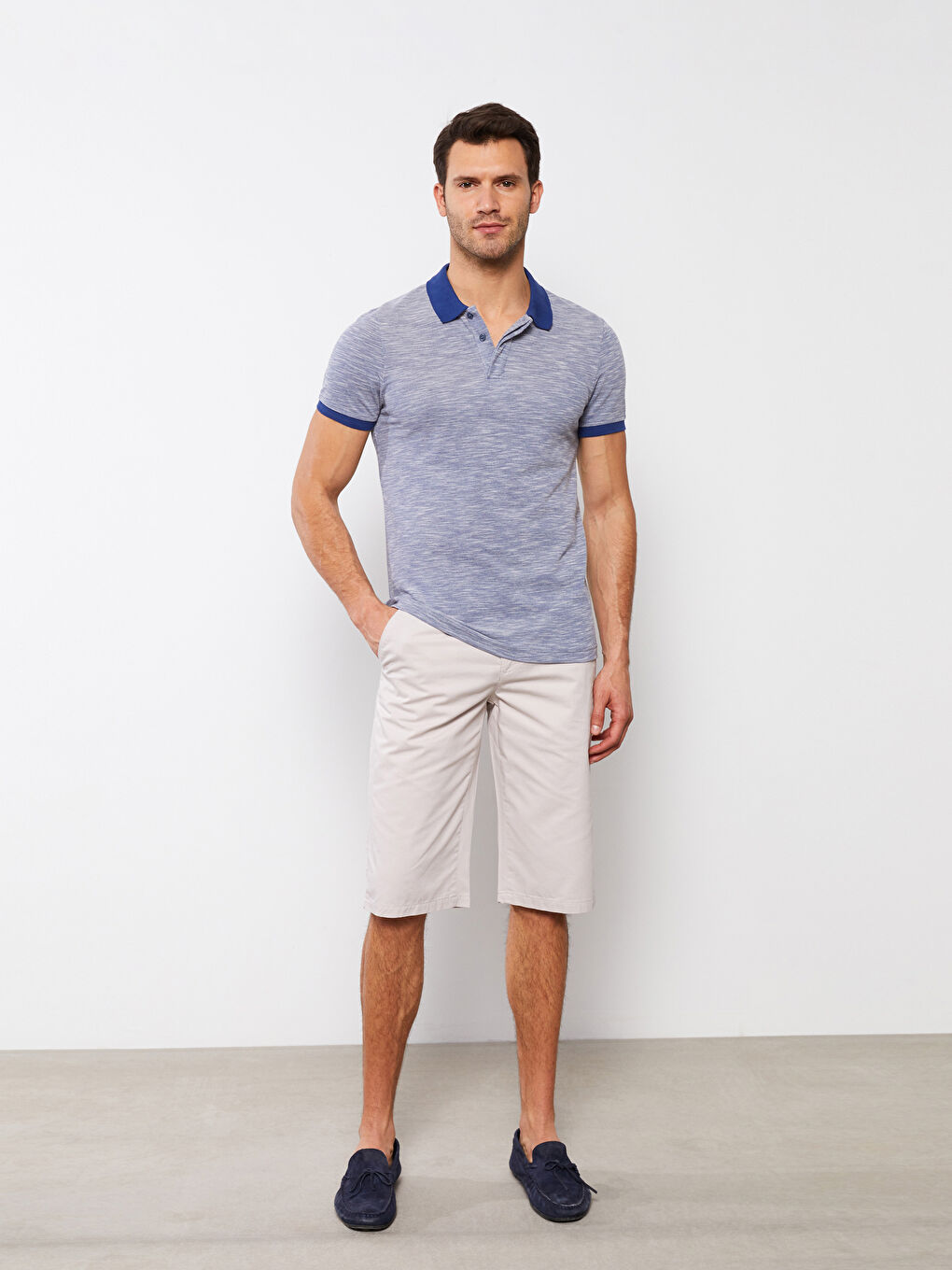 تي شيرت رجالي بياقة بولو وكم قصير من قماش جيرسي