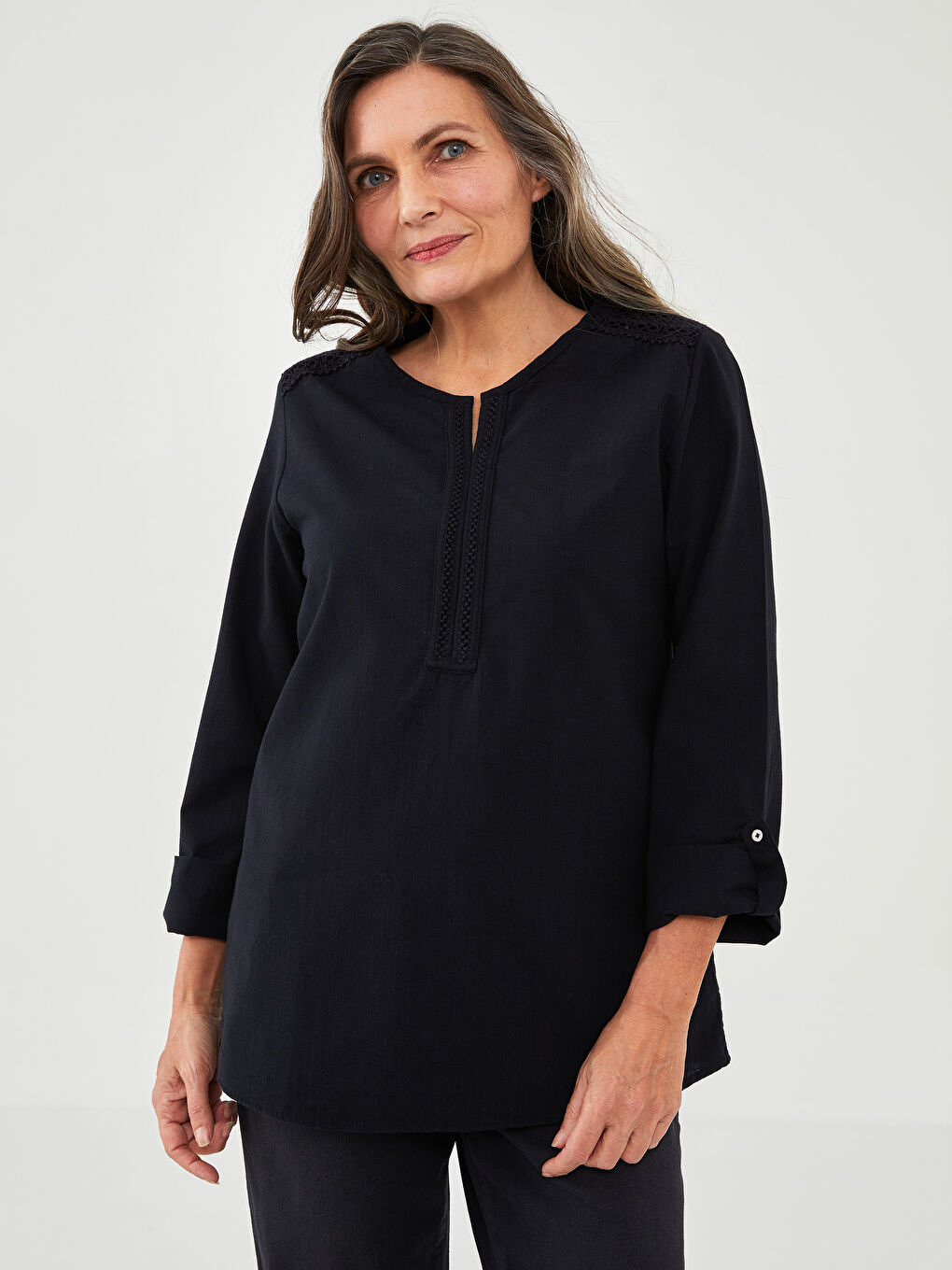 بلوزة قطن بياقة هينلي مطرزة كم طويل للسيدات