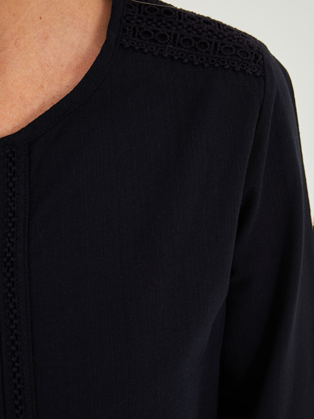 بلوزة قطن بياقة هينلي مطرزة كم طويل للسيدات-2