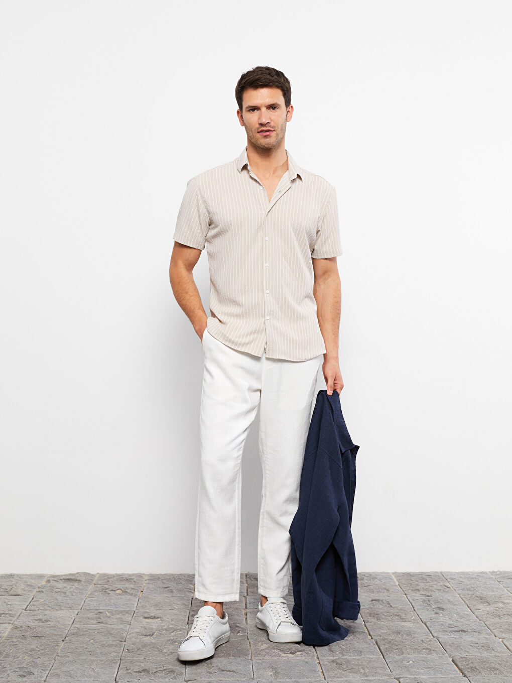 قميص رجالي مخطط بأكمام قصيرة بقصة عادية