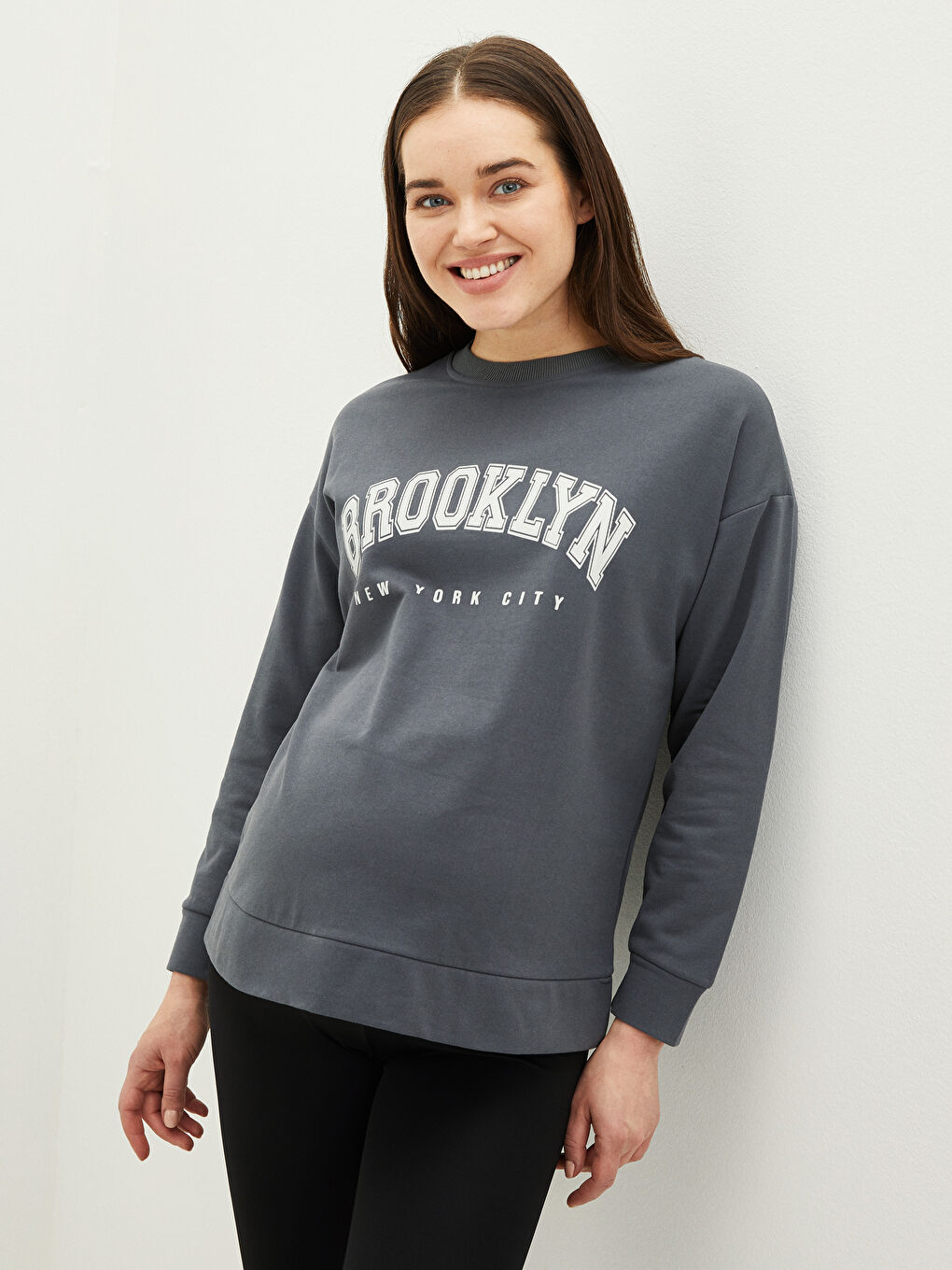 LCWAIKIKI Maternity Koyu Gri Bisiklet Yaka Yazı Baskılı Uzun Kollu Hamile Sweatshirt