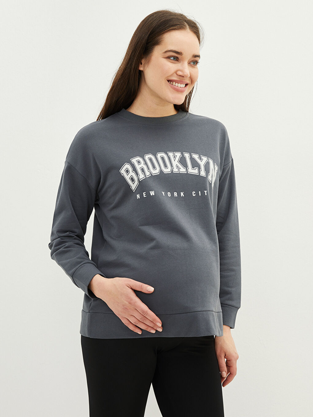 LCWAIKIKI Maternity Koyu Gri Bisiklet Yaka Yazı Baskılı Uzun Kollu Hamile Sweatshirt - 1