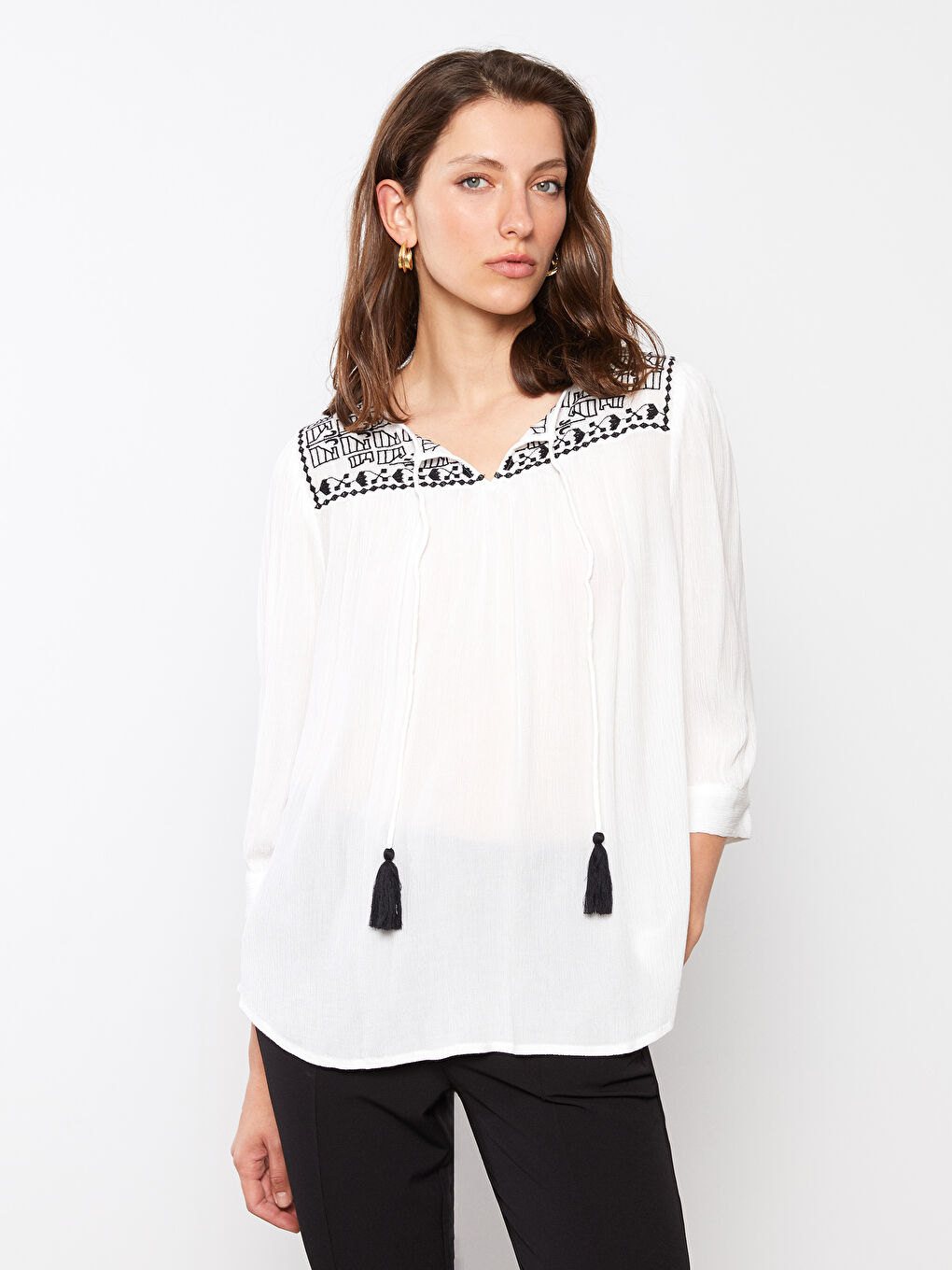 بلوزة ياقة مربوطة مطرزة قماش كِشكِش للسيدات-1