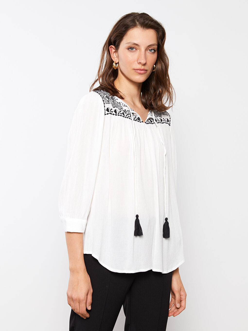 بلوزة ياقة مربوطة مطرزة قماش كِشكِش للسيدات-2